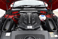 
	フロントに縦置きされる3リッターV6ツインターボエンジン。「マカンS」のパワーユニットをベースに吸排気系や過給圧がチューンされており、最高出力360ps、最大トルク500Nmを発生する。
	