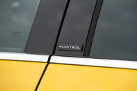 「メガーヌR.S.」には全輪操舵機構「4コントロール」が装備されており、「レース」モード選択時には100km/h以下のすべてのコーナーで前後輪が逆位相に操舵される。