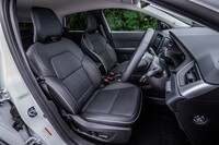 快適性とホールド性を高次元で両立させるフロントシートには、電動調節機構やヒーターが標準装備される。薄型のヘッドレストは、後席からの前方視界に配慮したもの。