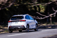 ホイールアーチガーニッシュやサイドシルプロテクター、ルーフモールなどのアイテムで、エクステリアを「ノート」と差異化。タイヤサイズの違いなどにより、最小回転半径が4.9mから5.2mへと拡大している。