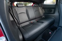 リアシートにはウルトラスエードが使われず合皮のみが貼られる。平板なつくりからも、日常的な利用は想定されていないだろう。乗車定員は4人。