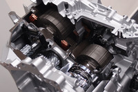 新型「ノア／ヴォクシー」に搭載されるハイブリッドトランスアクスル。モーター出力が16％向上したほか、15％の軽量化を実現している。