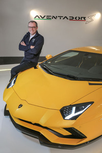 ドメニカリCEOと「ランボルギーニ・アヴェンタドールSクーペ」。