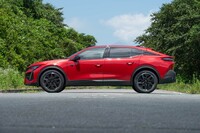 ボディーの全長は4700mmにも達する。真横から眺めるとウィンドウエリアの小ささが際立っている。