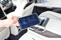 後席用のエンターテインメントシステムや空調などをコントロールする「BMWタッチ・コマンド」は、取り外してタブレット端末としても使える。