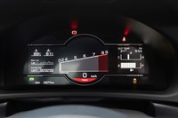 「トラック」モード選択時のメーター表示。インフォメーションの項目こそ変わらないが、グラフィックはタコメーターを強調したものとなる。