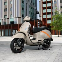 ベスパの上級スクーター「GTV」が新型に　液晶モニターを採用するなど装備を強化の画像