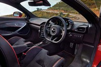 従来モデル以上にドライバー中心の考えて設計されたコックピット。インストゥルメントパネルはステアリングホイールと連動して可動する。