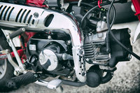 エンジンは49ccの空冷4ストローク 単気筒OHC。ノーマルでは最高出力3.4ps、最大トルク3.4Nmと非力だが、ちまたにはボアアップキットやDOHCヘッドなど、さまざまなチューニングのパーツやノウハウがあふれている。