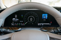 新型「エスカレード」自慢の装備である湾曲型OLEDディスプレイ。画面の大きさはもちろん、4Kテレビの2倍という高精細度が実現する視認性の高さも特徴だ。