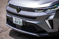 従来型のフロントフェイスを一新し、ルノーのエンブレムを中央に配置した横長のグリルを採用。左右のヘッドランプ間にはブラックに塗られたポリカーボネート製のカバーが備わり、非ペイント部の透明な小窓からボディーカラーが見える凝ったつくりになっている。