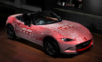2015年に登場した4代目にして現行モデルとなる「マツダ・ロードスター」（ND）。パワーユニットは誕生以来最小となる1.5リッターにダウンサイジングされた。写真は累計生産台数100万台達成記念車で、世界9カ国を回り1万人を超えるファンのサインが記されている。