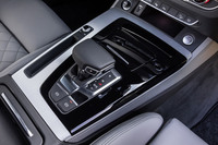 トランスミッションは、7段デュアルクラッチ式AT「Sトロニック」を搭載。センターコンソールパネルは、最新のインフォテインメントシステム「MIB3」を採用する「Q5」に準じたデザインとなっている。