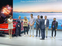 BYDのプレスカンファレンスでは、初回納車分のオーナーをステージに招待し、セレモニーが行われた。中国企業が上海や北京で展開してきたライブイベントが、ここでも再現された。