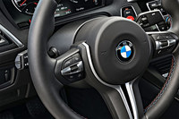 「M2コンペティション」では、ステアリングホイールの左側のスポークに、ドライバーが任意で調整したドライビングモードを記憶させ、ボタンひとつで呼び出せる「M1／M2ボタン」が装備された。