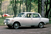 1964年に登場した「トヨペット・コロナ1500デラックス」。3代目にしてようやく「ダットサン・ブルーバード」を打倒してベストセラーとなった。