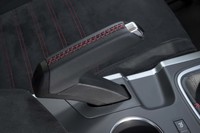 カタログモデルが電動パーキングブレーキを搭載するのに対し、「カップ」ではいわゆる“サイドブレーキ”を採用する。