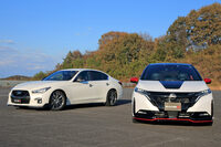 ニスモが持ち込んだ2台。左が「スカイライン400R」の、右が「ノート オーラNISMO」の用品装着車だ。