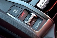ドライビングモードのデフォルトは「スポーツ」。前方に押すとサーキットモードの「＋R」へ、手前に引くと「コンフォート」に切り替わる。