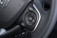 「フリード」のクルーズコントロール用スイッチは、ステアリングホイールの右側スポーク上にレイアウトされている。