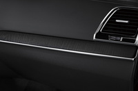 内装には「ブラックアッシュウッドパネル」が採用されている。