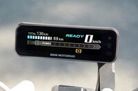 3.5インチマイクロTFTディスプレイは、高い解像度と視認性のよさが自慢。表示内容はいたってシンプルだが、走るうえでは、これで困ることはない。