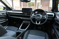 インストゥルメントパネルまわりは基本的にBEVと共通だが、「4xeハイブリッド」ではステアリングホイールに変速用のパドルを装備。ダッシュボードのトレイは脱着式で、取り外して水洗いできる。