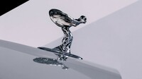 ロールス・ロイスといえば、このボンネットマスコット。ただし「スペクター」のものは、空力性能を高めるべく、形状の見直しが図られている。