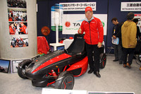 「電気自動車特別展示コーナー」には、先日の東京オートサロンでデビューした、「モンスター田嶋」こと田嶋伸博氏率いる「タジマモーターコーポレーション」がプロデュースする「EVミニスポーツ」の姿も。