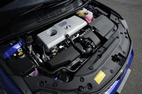 エンジンは、基本的に「トヨタ・プリウス」のそれを流用する。