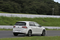 専用チューンのスポーツサスペンションが与えられ、車高が10mm低められた。また、電子制御デフロックのXDSはXDS＋（プラス）に進化した。
    