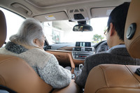 BMWいわく「運転席と助手席の双方から見やすい位置」に8.8インチディスプレイが配されるインテリア。画面は、車両周囲の状況を映している（トップビュー＋サイドビューカメラ）。