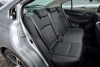 「B4リミテッド」のインテリアはブラックのみの設定だが、ベーシックグレードの「B4」では本革シートオプション（10万8000円）の追加でアイボリー内装も選択できる。