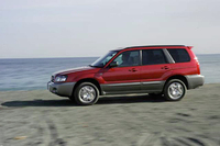 専用の16インチアルミホイールと215/60R16タイヤ