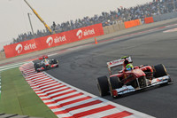 今年何度も接触し「因縁の仲」となっているフェリッペ・マッサ（写真前）とルイス・ハミルトン（後ろ）。今回もレース中盤の5位争い中に、前を行くマッサと、抜きにかかろうとしたハミルトンがあたり、ハミルトンはノーズを交換するはめに。マクラーレンは7位でレースを終えたが、マッサのフェラーリは、予選でクラッシュした時と同様に縁石にマシンをヒットさせリタイアとなった。（Photo=Ferrari）
