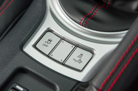 足まわりの改良に伴い、VDC（姿勢安定化装置）の制御も変更。ドライバーによる車両のコントロール領域を拡大した「TRACK」モードが追加設定された。