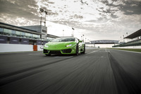 ”後輪駆動”の「ランボルギーニ・ウラカンLP580-2」が走る中東ドバイのロサイル・レーストラックはMotoGPの舞台でもある。（写真＝ランボルギーニ）