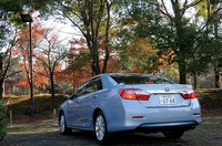 「カムリ ハイブリッド」には、16インチタイヤを履く素のモデルのほか、テスト車の「Gパッケージ」（写真）と、ナビゲーションシステムや本革シートなどを装備する「レザーパッケージ」が用意される。