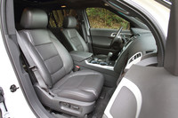 「リミテッド」はチャコールブラックの本革シートを採用。前席には、10ウェイの電動調整機構やシートヒーター＆シートクーラー、ランバーサポートを標準装備。さらに、運転席シートメモリーも備わる。