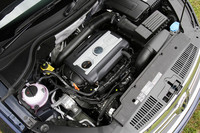 エンジンは、2リッターTSI（ターボ）＋6段ATのみの設定。200psのハイパワー版は2009年に発売予定。1.4リッターの低燃費版も欲しいところだが、本国にもAT仕様のラインナップがないとのことで、導入は望み薄。