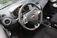 アバルトでは初となる「スタート＆ストップシステム」を搭載する。アイドリングストップさせたくない時は、解除スイッチでOFFにすることも可能。