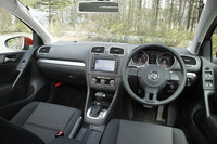 テスト車はディーラーオプションとなるHDDナビゲーションシステム（32万7000円）とETCユニット（2万740円）を装備する。
