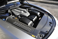 6.2リッターのV8エンジンには、SLS専用のチューニングが施されている。スペシャルな鍛造ピストンやドライサンプ潤滑を採用したほか、100以上の部品に手が加わった。結果、他のAMGに積まれる6.2リッターV8エンジンの最高出力を46ps上回る571psを獲得している。
