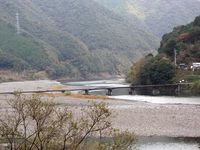 最後の清流、四万十川にはあちこちに沈下橋が。クルマで通れる沈下橋も多数。