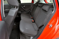 リアシートは6：4の分割可倒式。シートカラーは「チタンブラック」のみ。