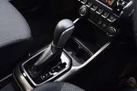 トランスミッションはCVT。シフトセレクターが備わるセンターコンソールには、「ハイブリッドMZ」「ハイブリッドMX」ではオレンジかチタンのアクセントカラーが用いられる。