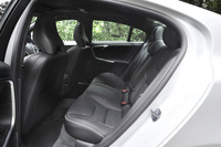 リアシートの定員は3人。60：40の分割可倒機構が備わる。