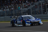 3位に入ったNo.17 KEIHIN NSX CONCEPT-GT（塚越広大／武藤英紀組）が、タイの観衆の前を駆け抜ける。
    