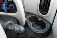 カップホルダー（写真は運転席側）や、ドアスピーカー、荷物をかけるフックなどに波紋のアクセントが使われる。