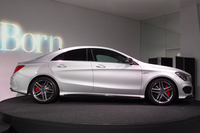 サイドビュー。くっきりとしたキャラクターラインが目を引く。
    